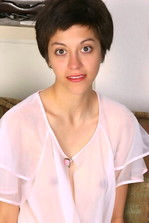 hd-photo-and-video-gallery-spunky-petite-josie-s-bushy-muff