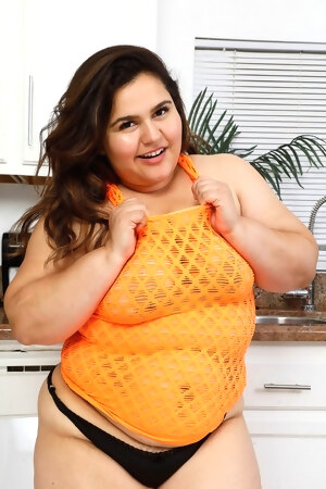hd-photo-and-video-gallery-latina-bbw-karla-s-natural-bush