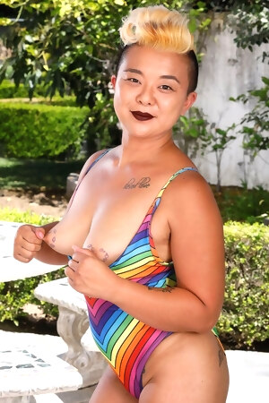 hd-photo-and-video-gallery-lulu-sparkle-reveals-her-lady-bush