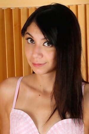 hd-photo-and-video-gallery-hazel-displays-hairy-coochie