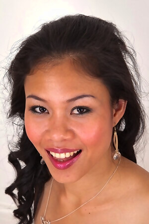 hd-photo-and-video-gallery-thai-kimmi-spreads-naked