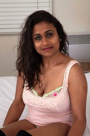 hd-photo-and-video-gallery-indian-babe-kashmir-s-hairy-lady-garden