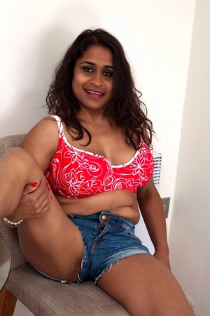 hd-photo-and-video-gallery-kashmir-removes-jeans-showing-bushy-kitty