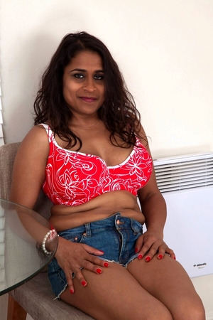 hd-photo-and-video-gallery-desi-milf-kashmir-removes-panty-flashing-bush