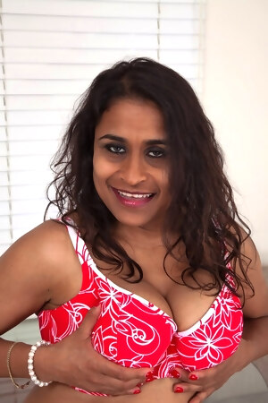hd-photo-and-video-gallery-indian-mom-kashmir-strips-showing-hairy-muff